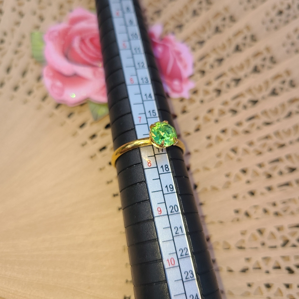 Elegant Gold Ring with Green Gemstone Ring Size 7.5 - Picture 6 of 8